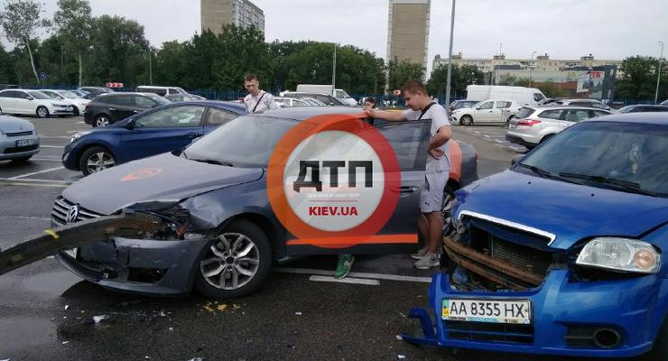 Chevrolet протаранил VW каршеринга на парковке ТЦ в Киеве