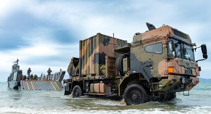 Украина получит новый пакет военной помощи от Австралии - БМП и грузовики MAN