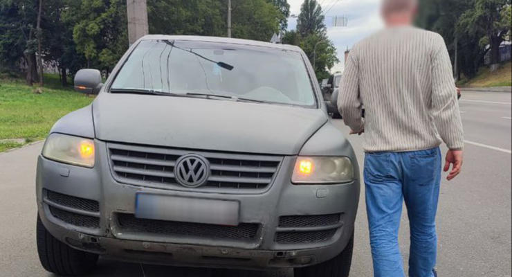 У Києві поліція затримала п'яного водія без прав на VW Touareg