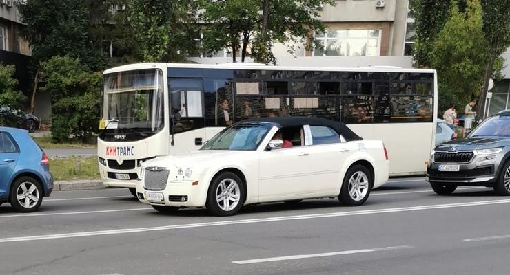 На улицах Киева заметили необычный Chrysler 300С в кузове кабриолет
