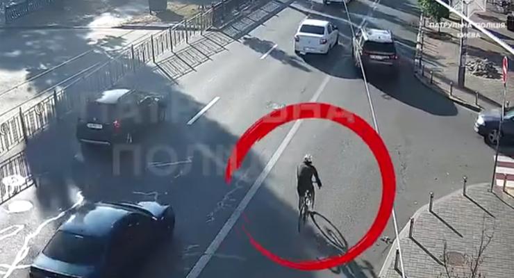 В полиции показали видео спорной аварии между велосипедом и Range Rover
