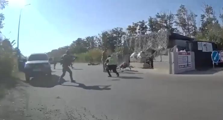 Появились подробности нападения людей в военной форме на блок-пост в Харькове - видео