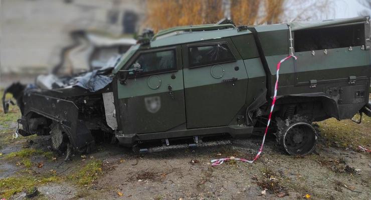 Что происходит с украинским БТР "Новатор" после подрыва на противотанковой мине