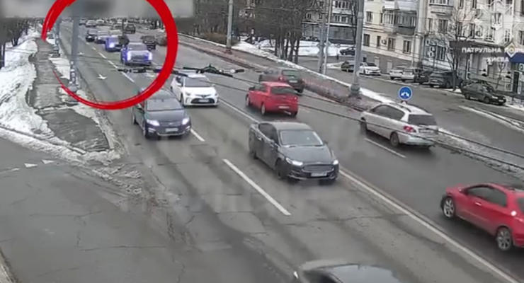 Пьяный водитель Hyundai протаранил два авто на ровной дороге - видео