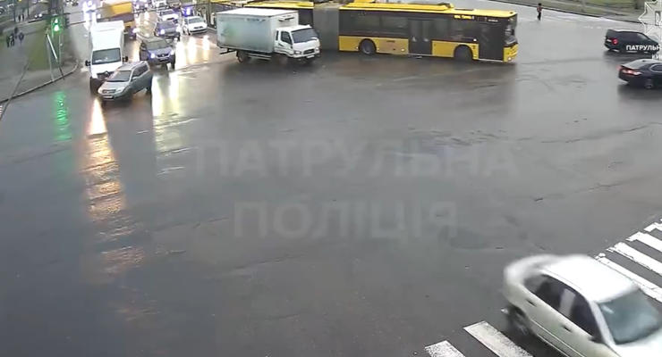 Поворот не с той полосы закончился серьезной аварией с грузовиком - видео