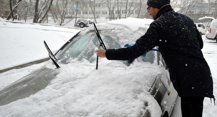 За очистку авто от снега с заведенным двигателем водителю грозит штраф 3850 грн