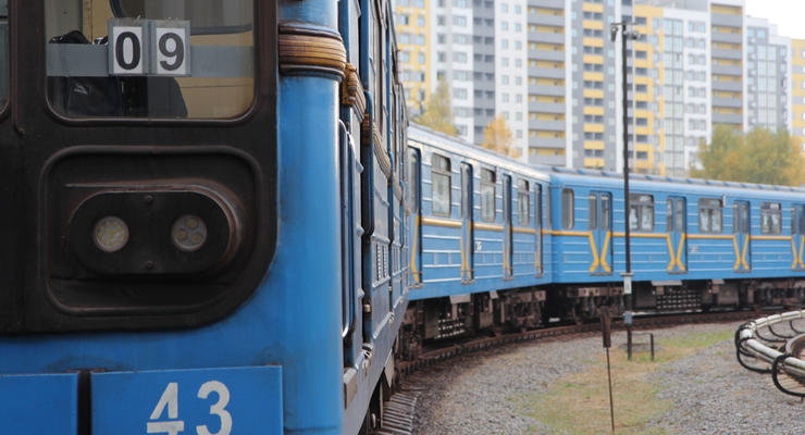 Скольких пассажиров лишилось киевское метро из-за перекрытой синей ветки