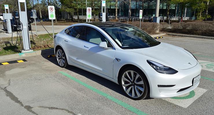 Середній цінник електрокарів Tesla в Україні впав на $3000 - причина