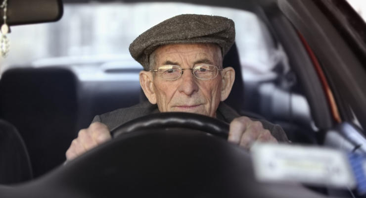 Пенсионерам хотят ограничить возможность садиться за руль - что известно