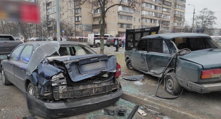 В Киеве пьяный водитель ВАЗ протаранил припаркованное Volvo