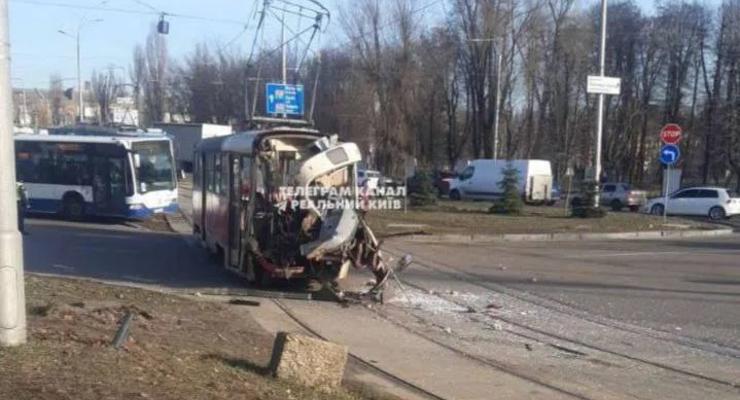 У Києві водій вантажівки на повному ходу протаранив трамвай - фото