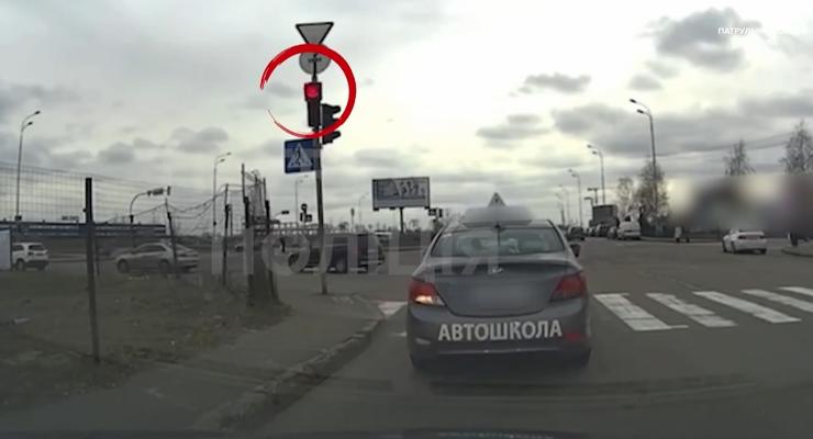 В Киеве машина автошколы проскочила на красный свет - видео