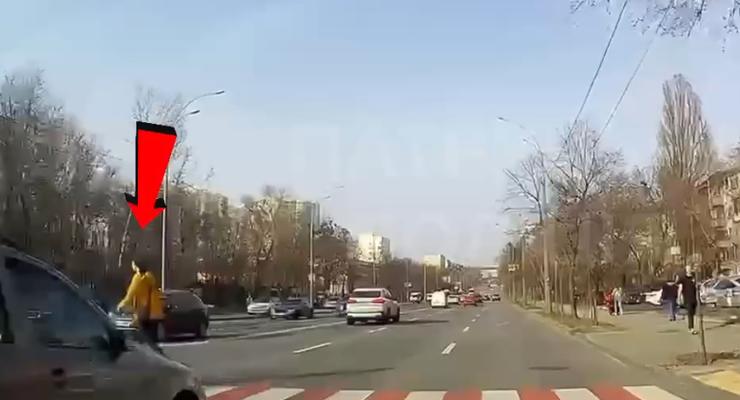 У Києві BMW мало не задавив пішоходів на зебрі - відео