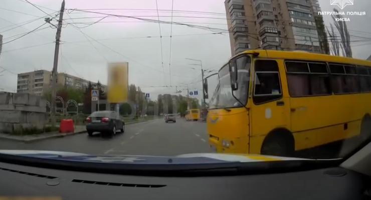В Киеве маршрутчик подрезал машину полиции - видео