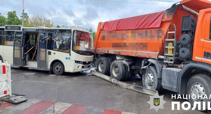 В Киеве маршрутка влетела в грузовик: шестеро пострадавших
