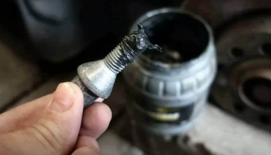 Нужно ли смазывать колесные болты: мнения автовладельцев