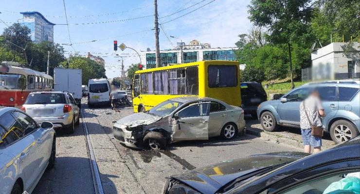 В Киеве трамвай без водителя съехал с горы, разбив около десяти автомобилей