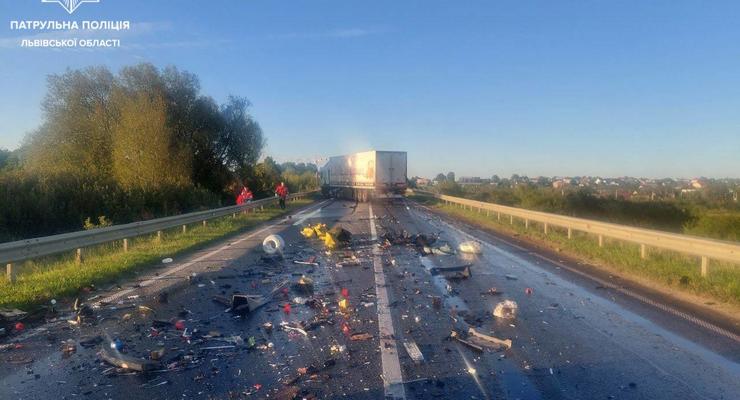 Під Львовом сталася ДТП за участю вантажівки та мікроавтобуса